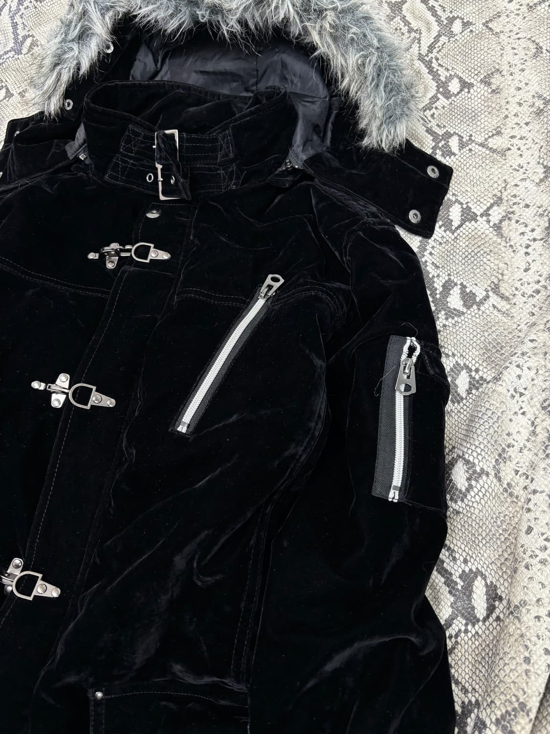 [OVERACHIEVER]00’s White Fur Black Velve 상품이미지9