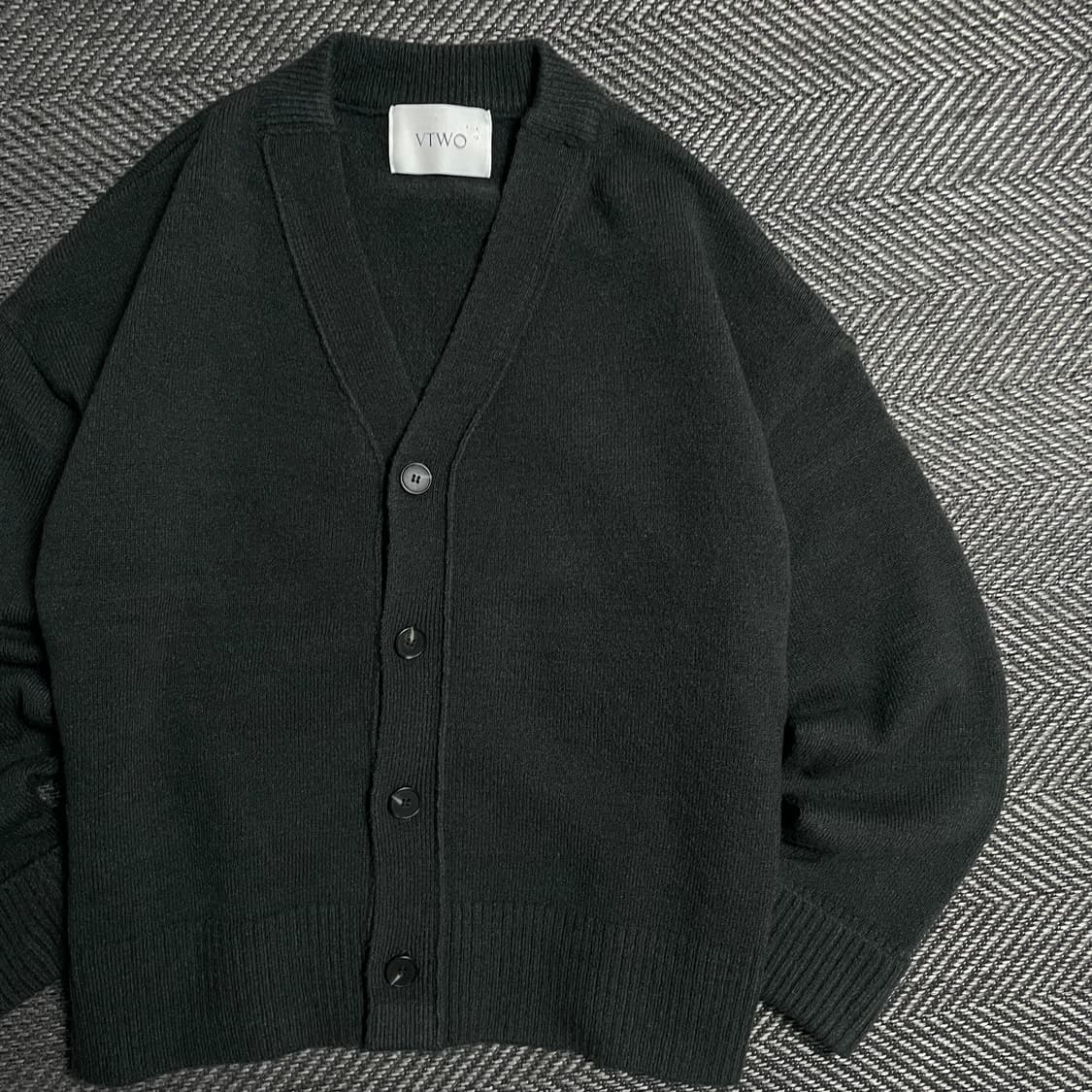 VTWO 미니멀 박시핏 울 가디건 챠콜y 5358 상품이미지3