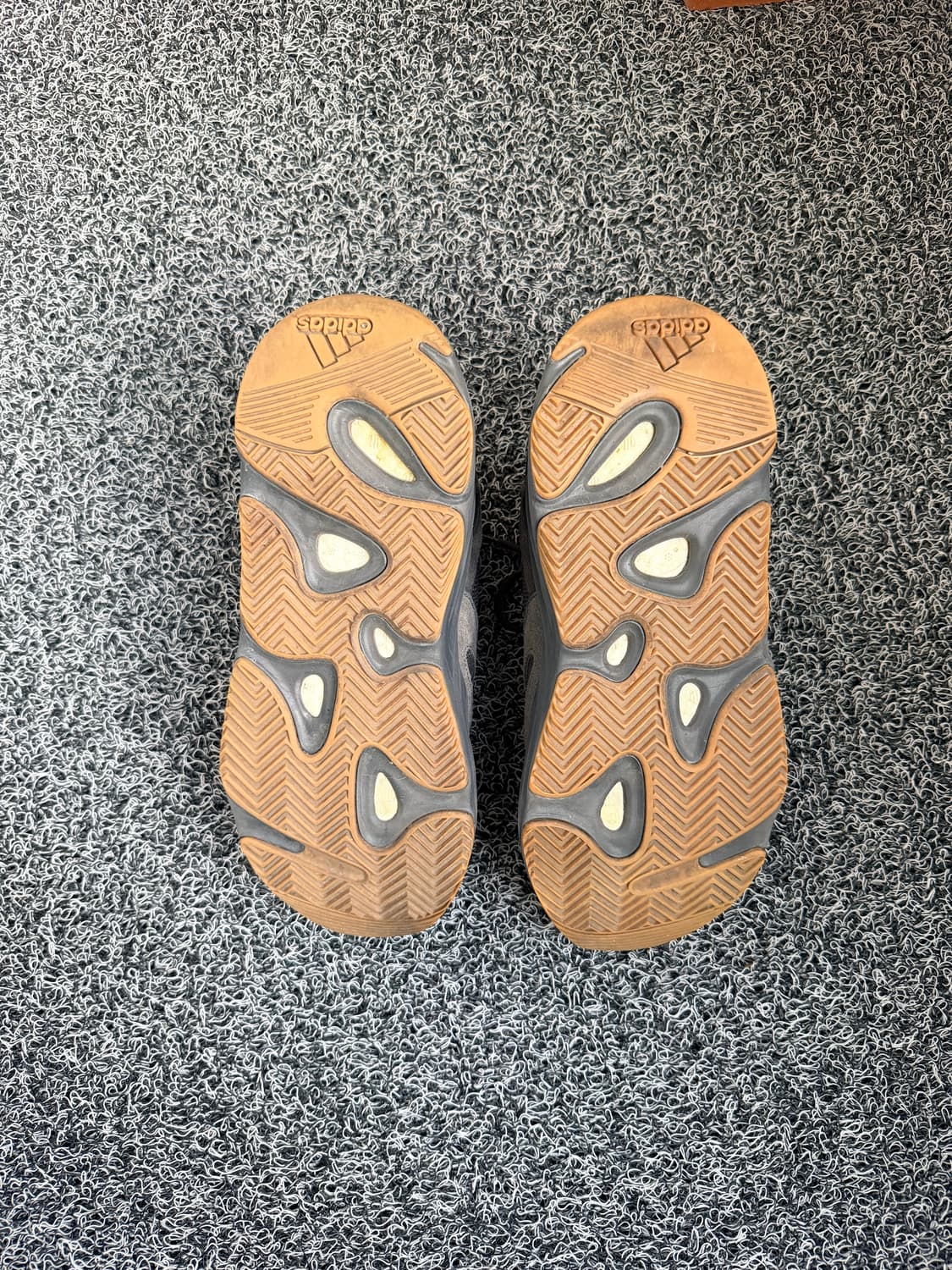 아디다스 이지 부스트 700 V2 테프라 상품이미지5