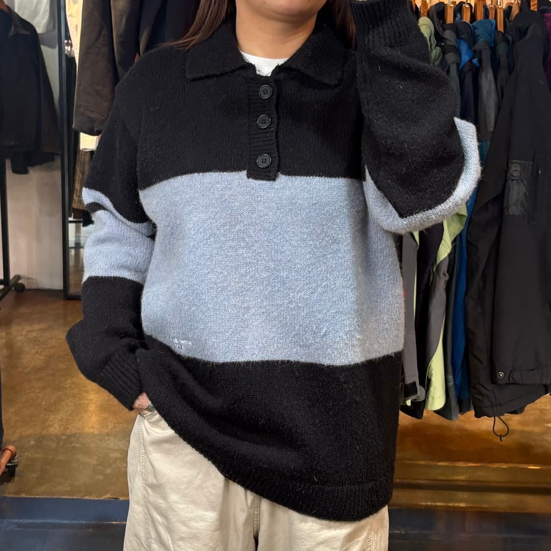 아크메드라비 카라넥 버튼 배색 니트 상품이미지1