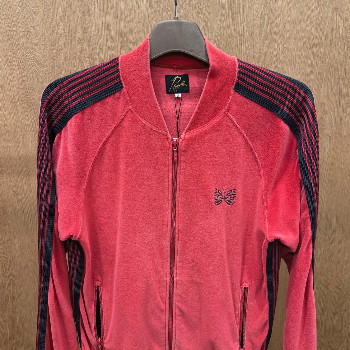 니들스 벨벳 트랙 자켓 사이드 스트라이프 버터플라이 로고 자수 레드 상품이미지4