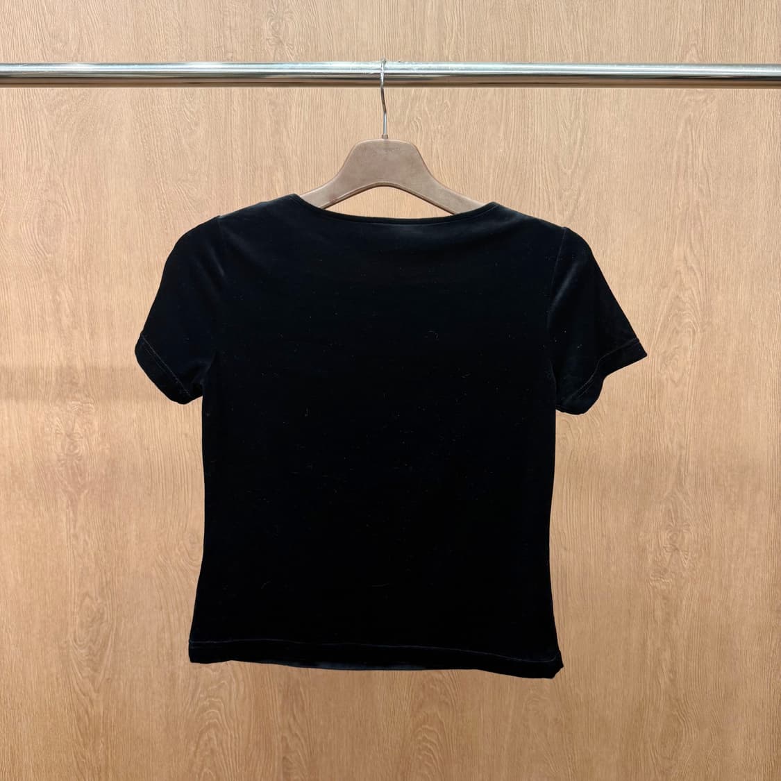 꾸레쥬 벨벳 반팔 티셔츠 스터드 리본 트리밍 스퀘어넥 슬림핏 블랙 상품이미지3