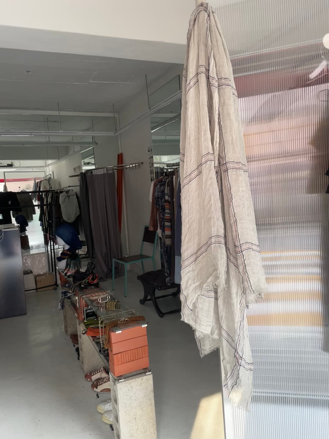 페일 그레이 체크 패턴 머플러 상품이미지3