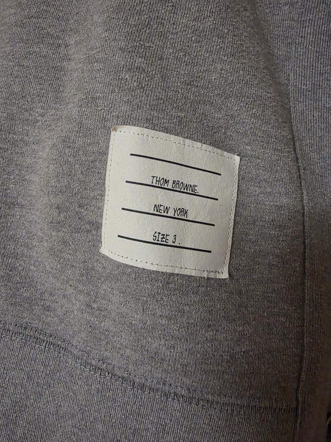 [3사이즈]24년 톰브라운 엔지니어드 사선완장 맨투맨 그레이 상품이미지2