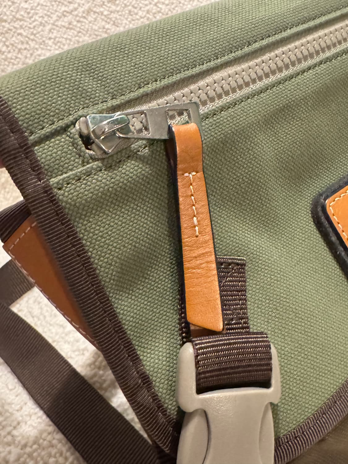 로에베 로고 미니 크로스백 미니백 상품이미지3