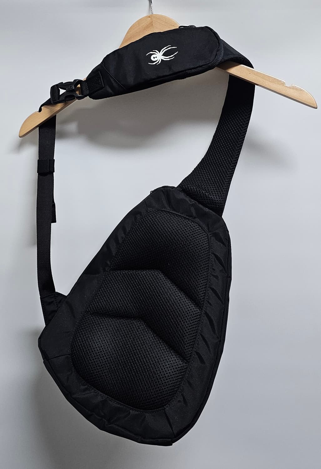 스파이더 블랙 슬링백 가방 상품이미지2