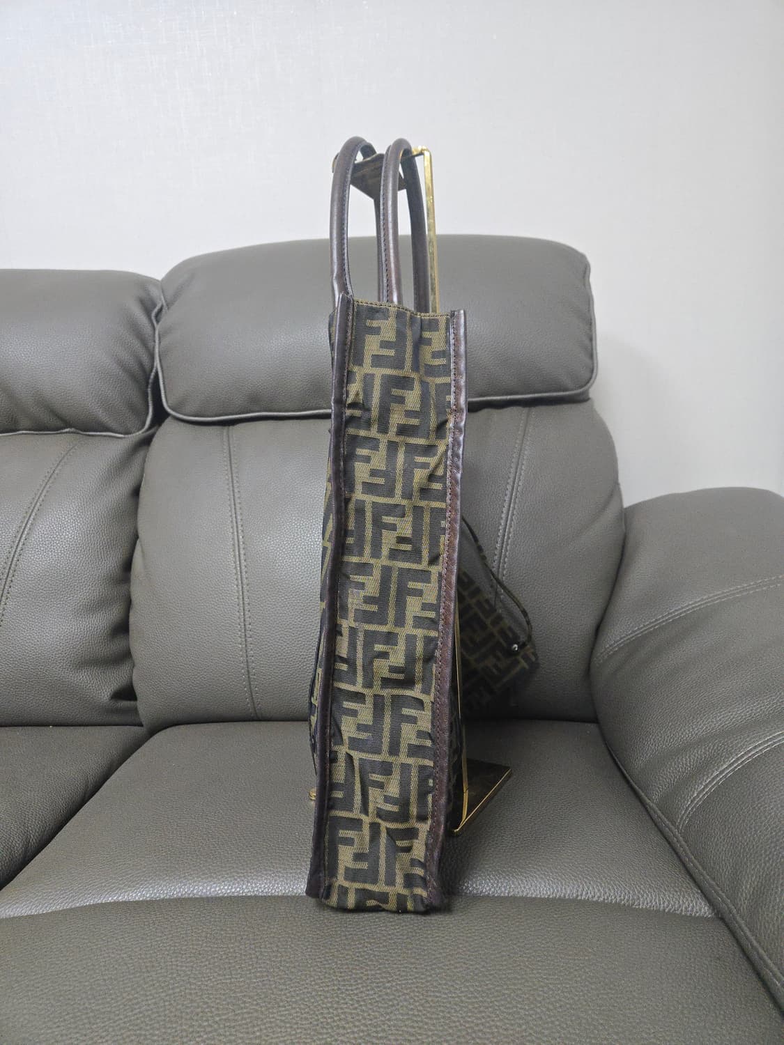 펜디 남성 FF 주카 세로백 상품이미지4