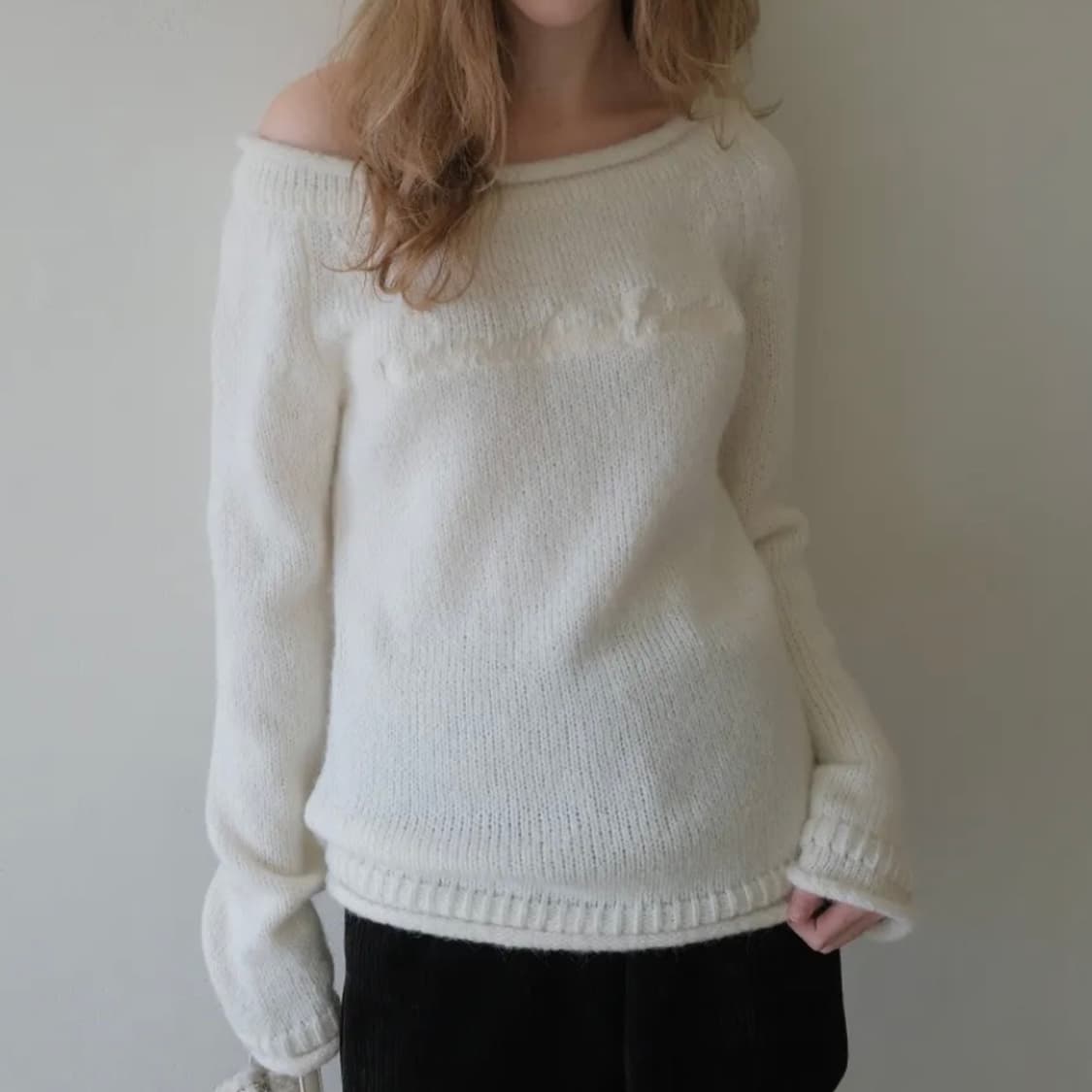 썸웨어버터 볼드 로고 알파카 보트넥 니트 아이보리 상품이미지2
