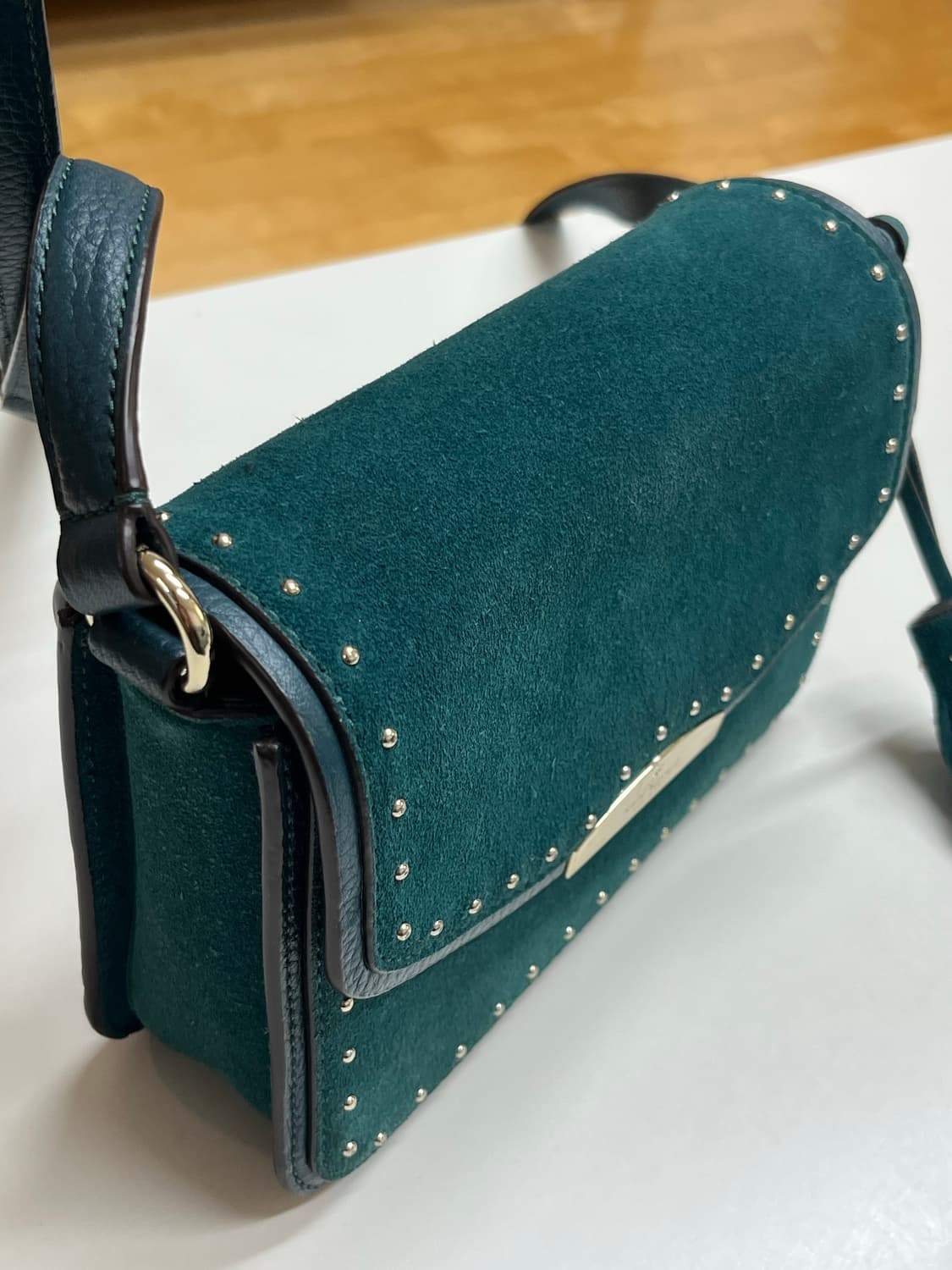 케이트스페이드 스터드 스웨이드 크로스백 상품이미지3