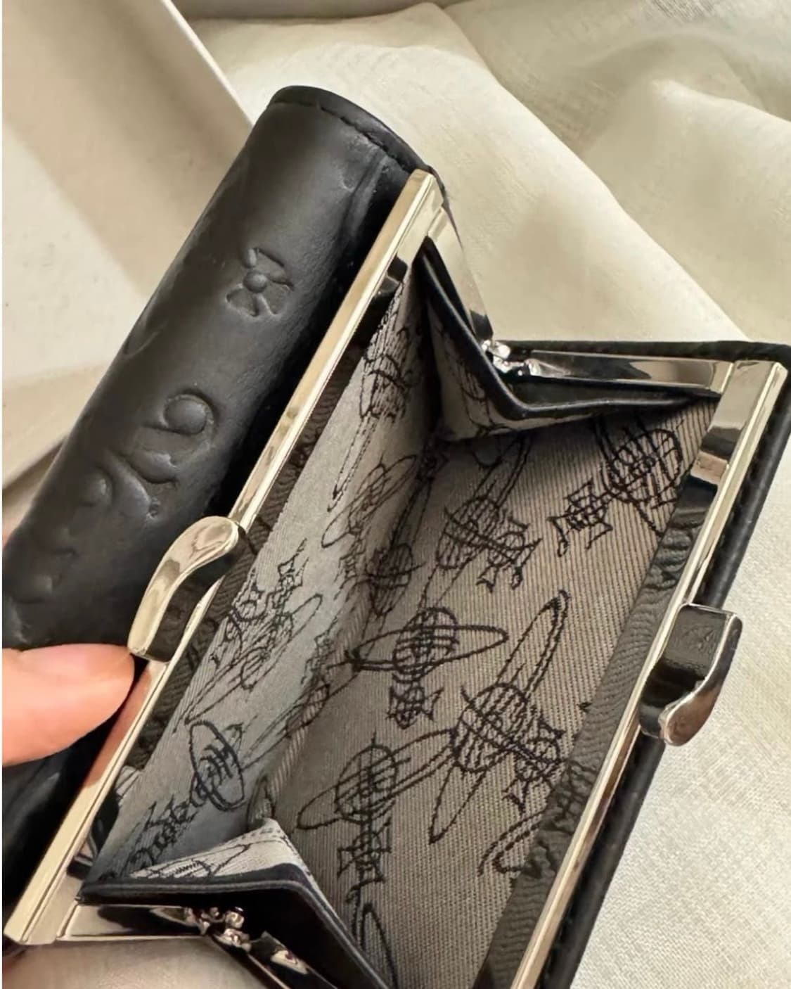 비비안웨스트우드 아카이브 은장 orb 로고 펀칭 레더 반지갑 상품이미지3