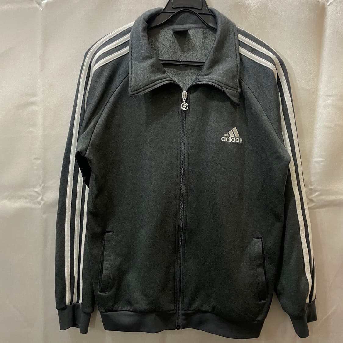 아디다스 그레이 삼각 로고 져지 상품이미지2