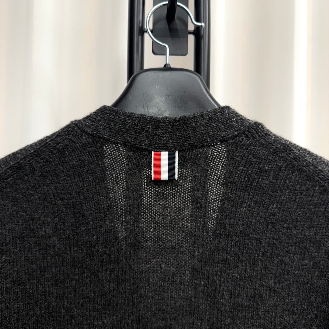 [4] 톰브라운 사선완장 셰틀랜드 가디건 다크그레이 상품이미지4