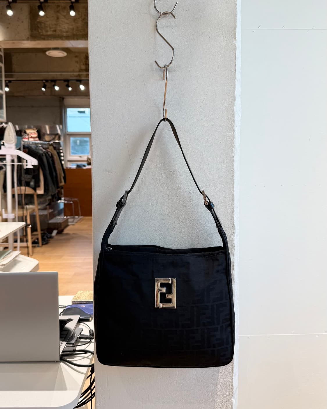 펜디 블랙 주카 숄더백  상품이미지2