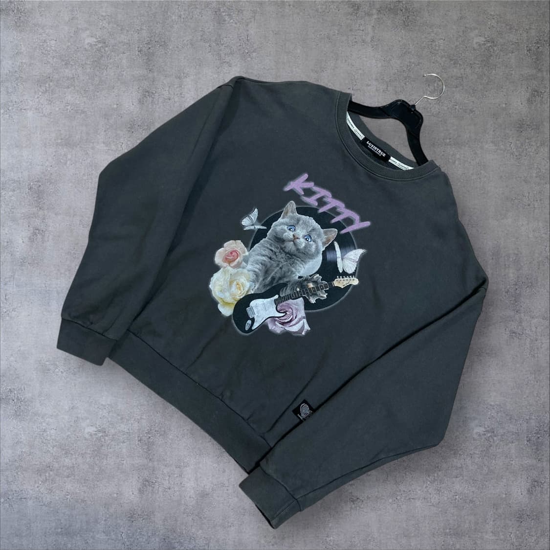 러즈이즈트루 프린팅 빅로고 차콜 맨투맨 상품이미지1