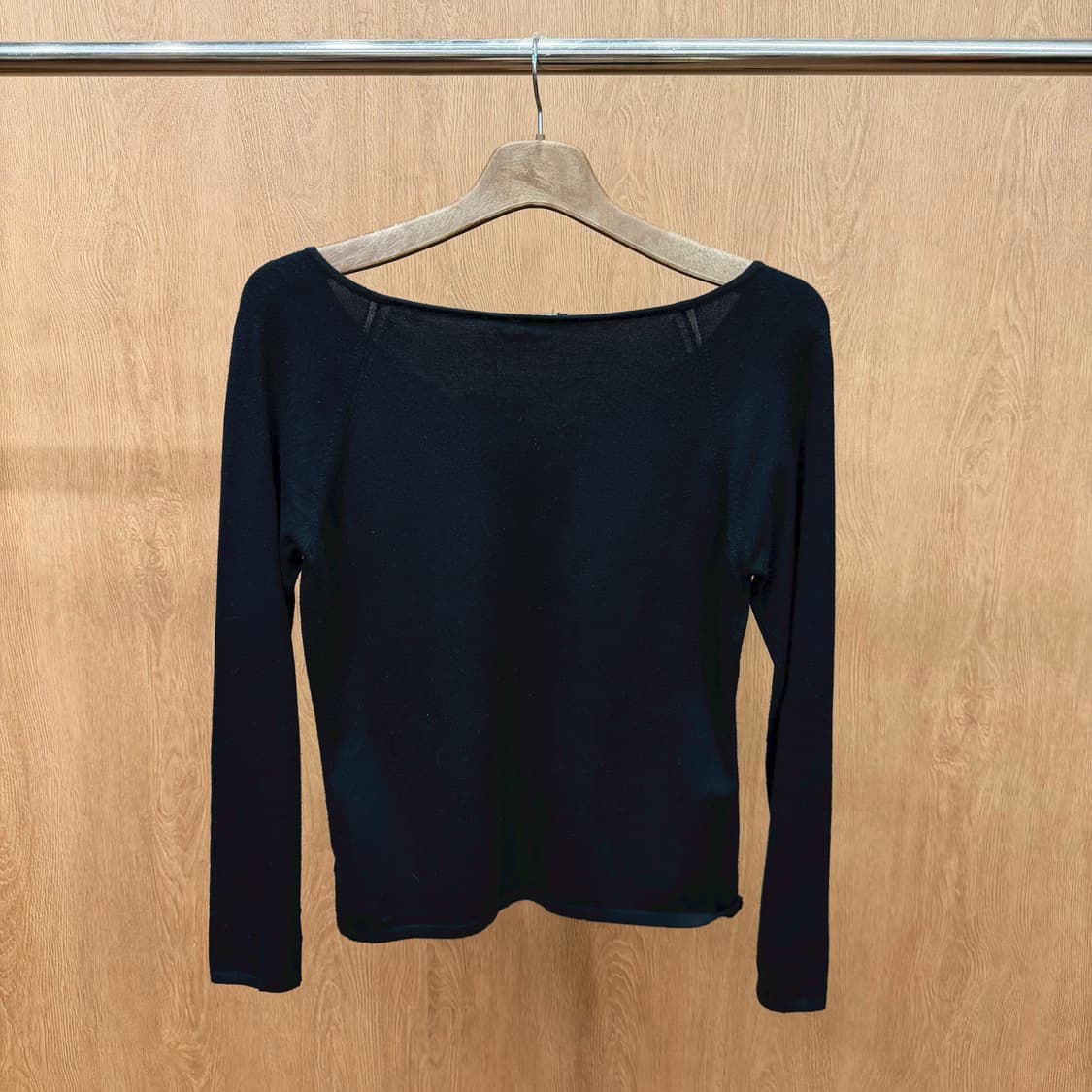 막스마라 위켄드 브이넥 슬림핏 긴팔 니트 탑 미니멀 플랫 디테일 블랙 상품이미지3