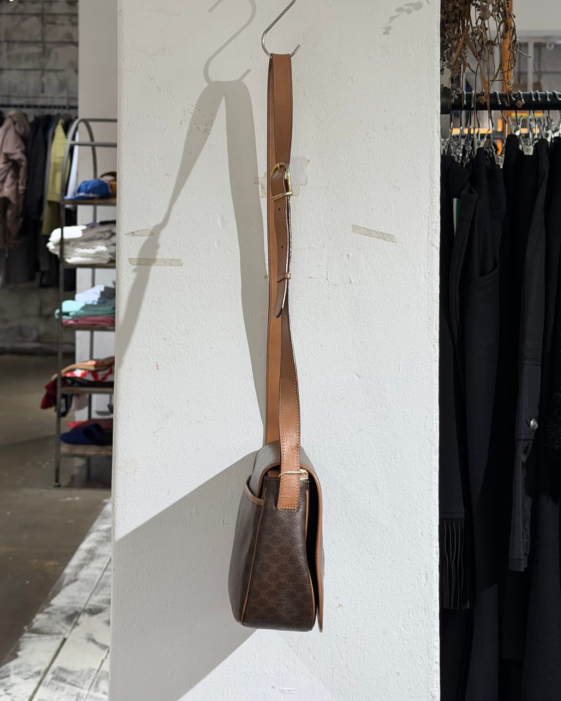 셀린느 브라운 마카담 크로스백 상품이미지3