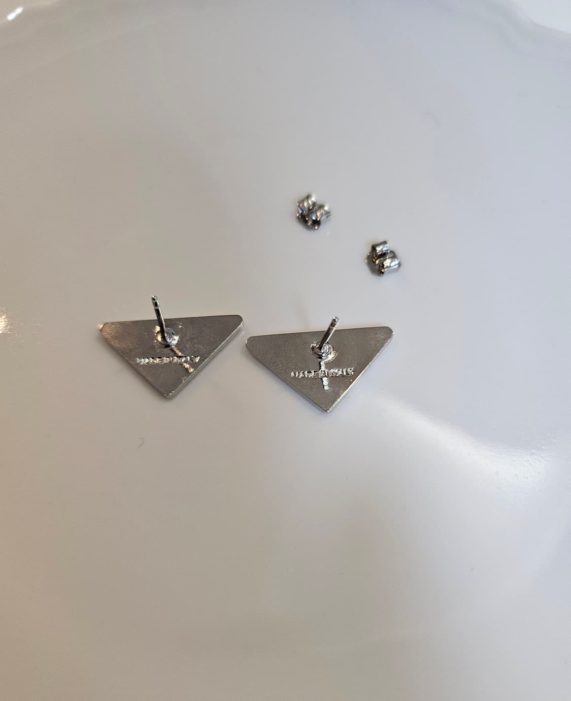 프라다 업사이클링 삼각로고 미니 귀걸이 핑크 상품이미지5