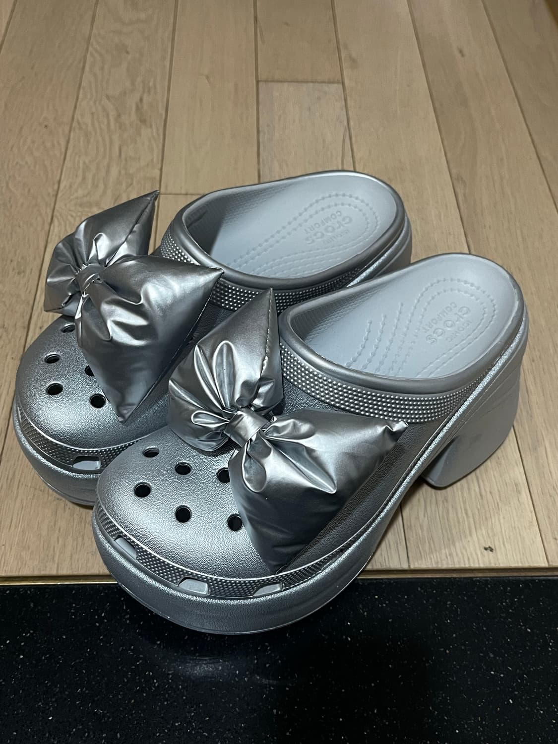 크록스 사이렌 실버 메탈릭 보우 클로그 240 상품이미지1