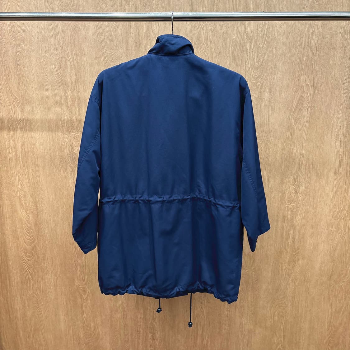 꾸레쥬 하이넥 미니멀 나일론 필드 자켓 허리 밑단 스트링 디테일 네이비 상품이미지3