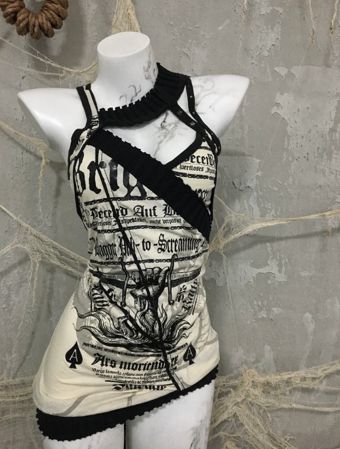 Salvage Neck Detail Lettering Top 상품이미지2