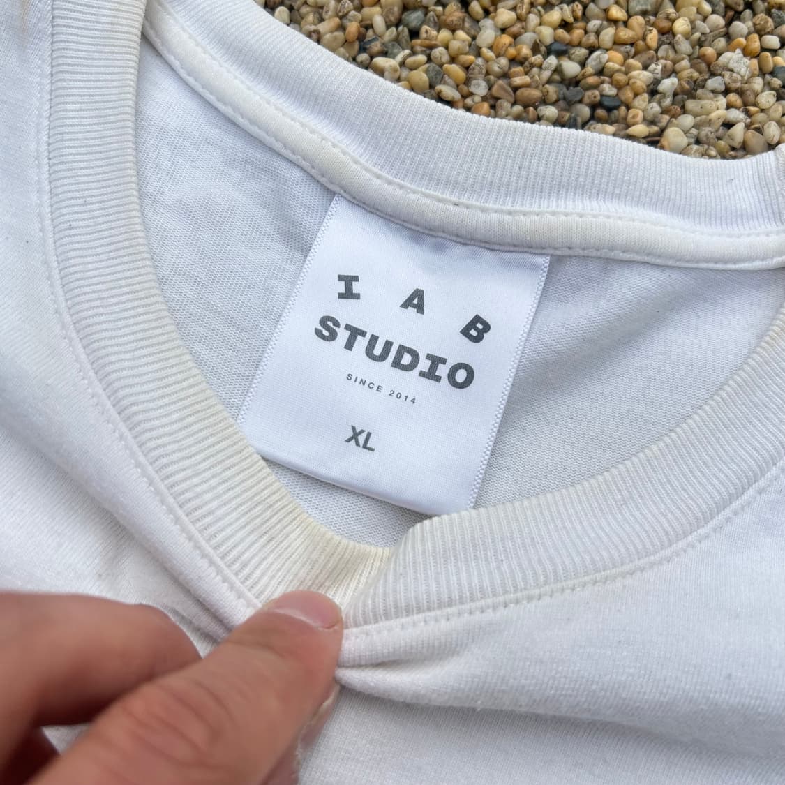 아이앱 스튜디오 (I.A.B Studio)화이트 반팔티 상품이미지4