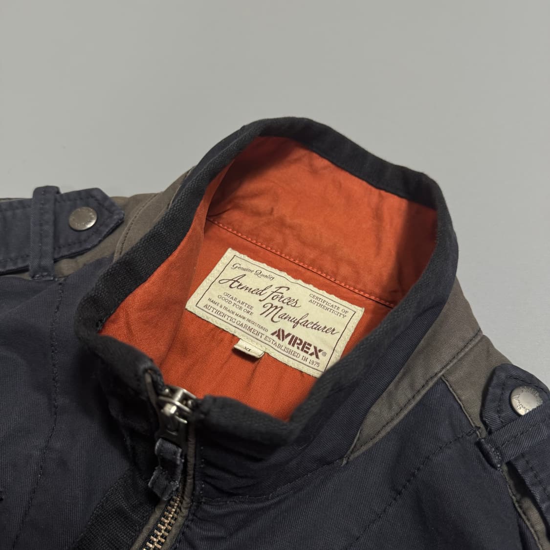 아비렉스(AVIREX) 다크네이비 코튼 스텐실 레터링 하이넥 블루종 자켓 상품이미지3