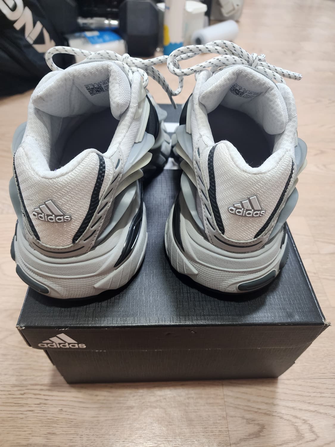 아디다스 x 퍼렐 윌리엄스 아디스타 젤리피쉬 솔리드 그레이  상품이미지3