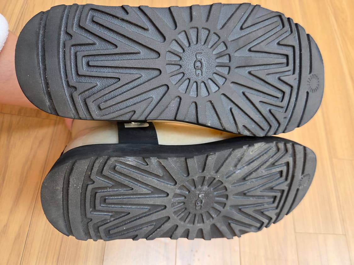 UGG 어그 클리어 부츠 베이지 색상 230mm 입니다. 독특한 디자인이 상품이미지6