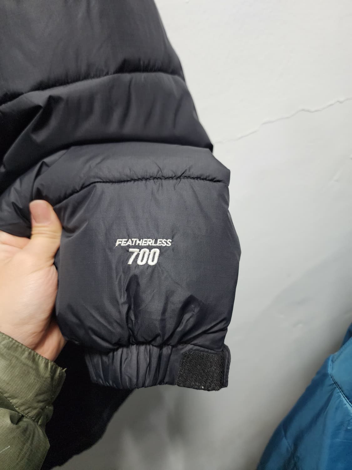 뉴에라 백로고 블랙 패딩  상품이미지5