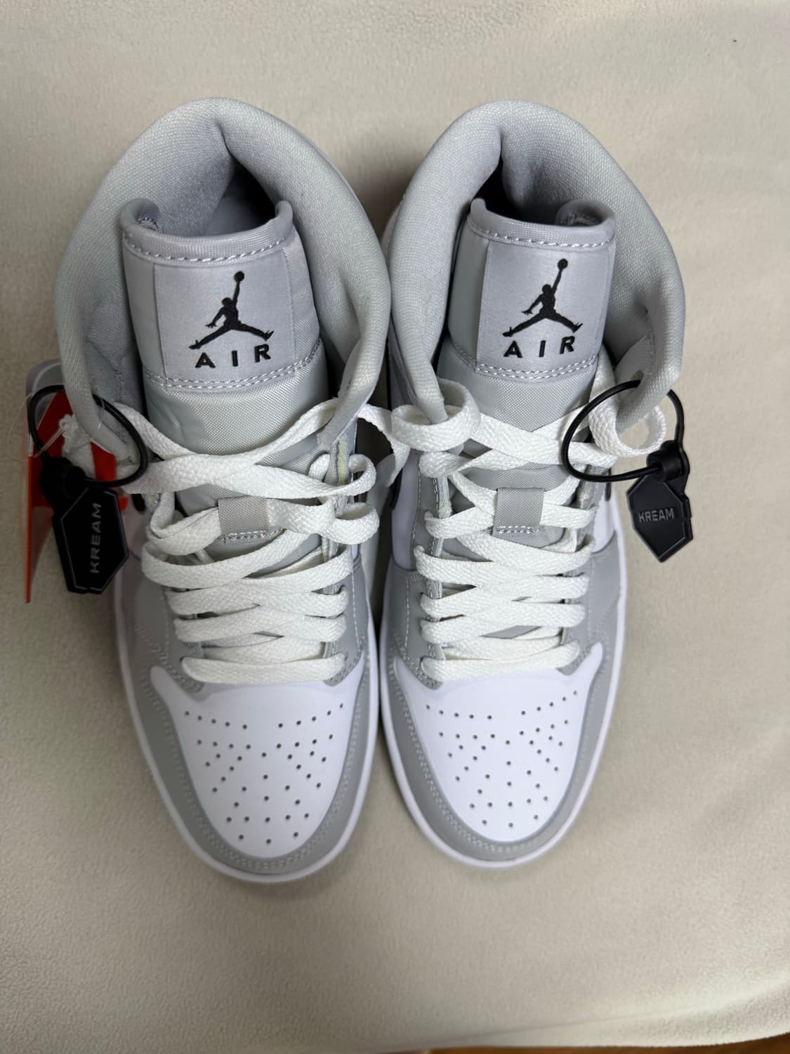 우먼스 에어 조던 1 미드 "그레이 포그" 상품이미지1