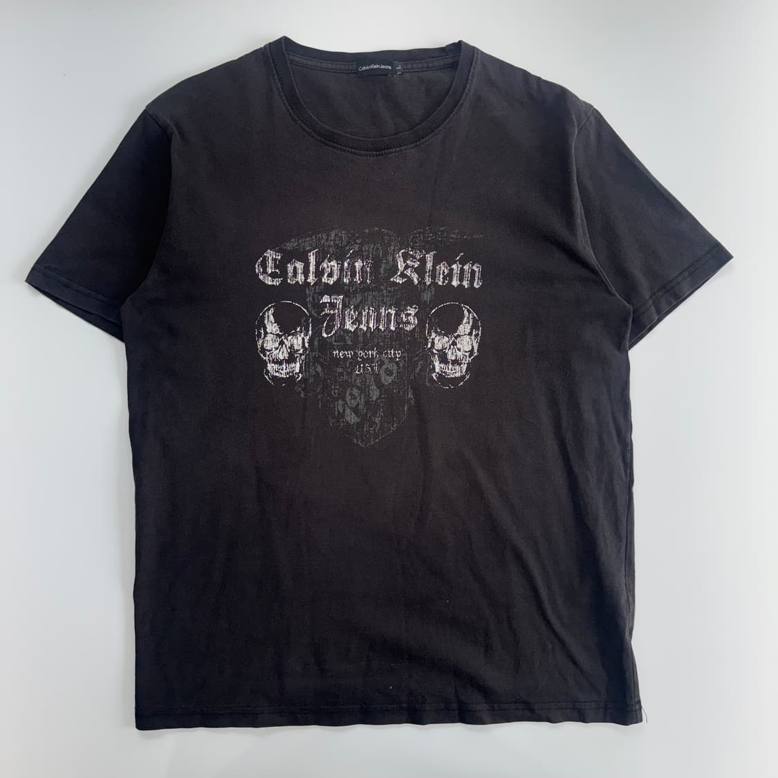 Calvin Klein 캘빈클라인 진스 스컬 프린팅 차콜 반팔 상품이미지3