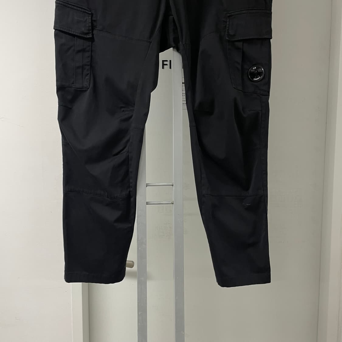 CP 컴퍼니 렌즈 카고 팬츠 블랙 56 상품이미지3
