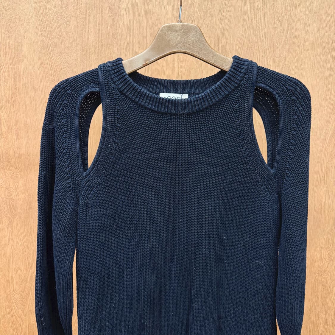 코스 롱 슬리브 골지 니트 컷아웃 오픈 슬리브 리브 커프 디테일 블랙 상품이미지4