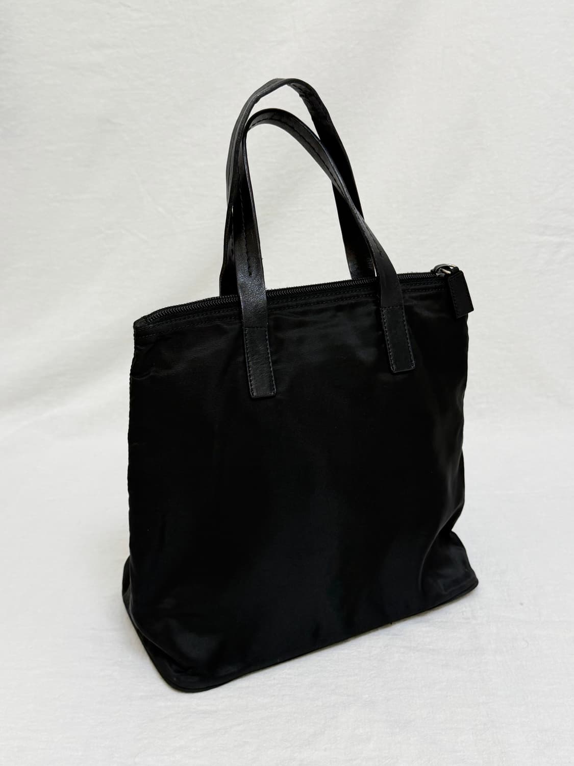 정품 프라다 포코노 나일론 토트백 블랙 상품이미지8