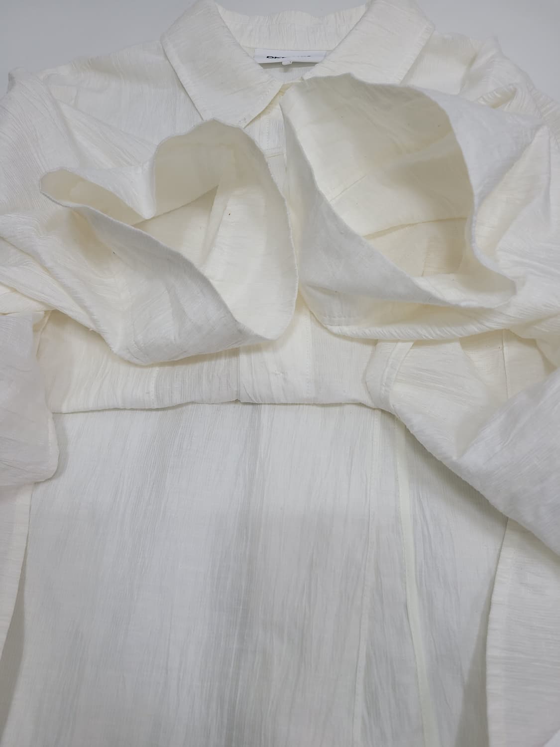 DKNY 21SS 한섬 DKNY 린넨 오버핏 크롭 셔츠 / 여 S 화이트 상품이미지7