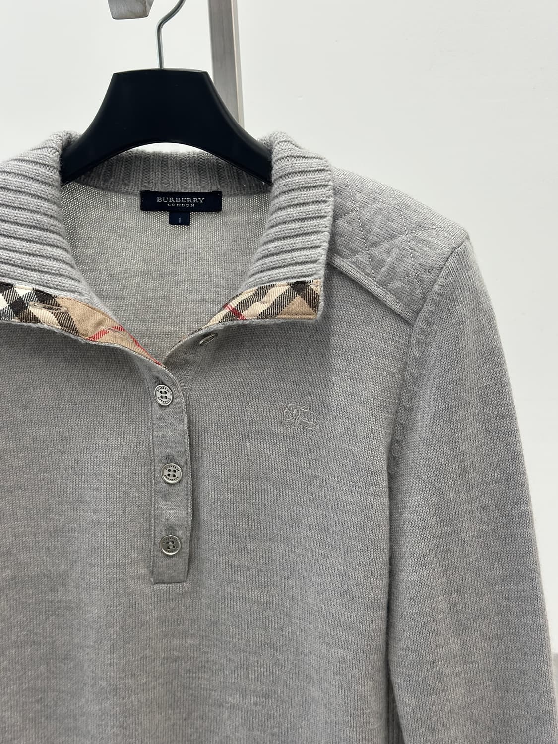 버버리 기마로고 그레이 버튼 카라 울 니트 상품이미지7