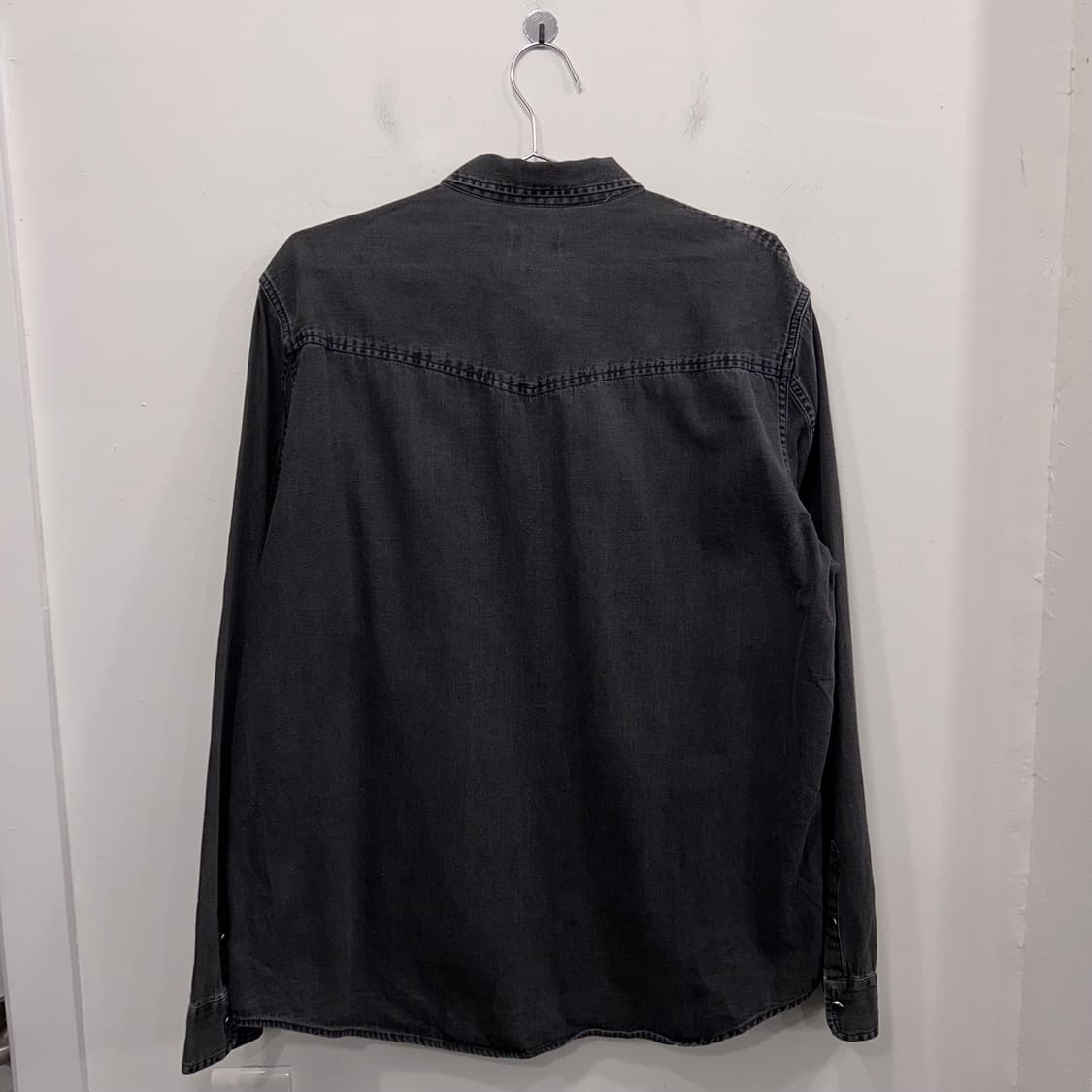 H&M 장미자수 흑청 스냅버튼 데님셔츠 상품이미지5