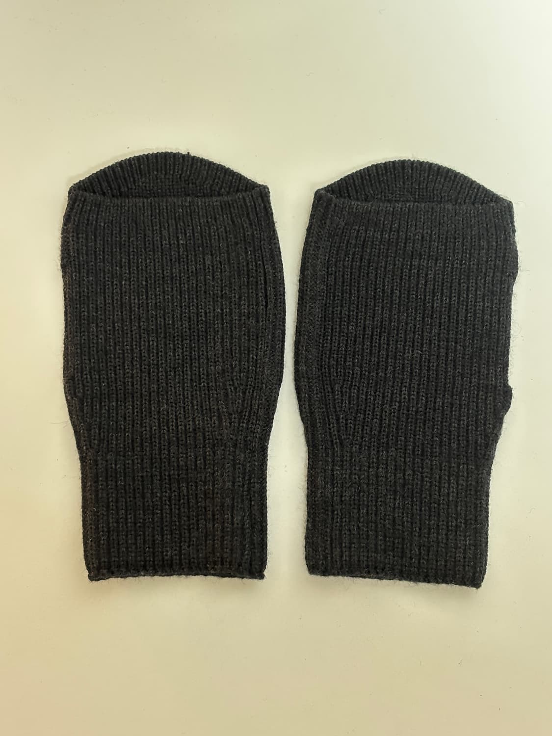 [OS] 코스 리브드 울 핑거리스 글러브 (차콜) 상품이미지2