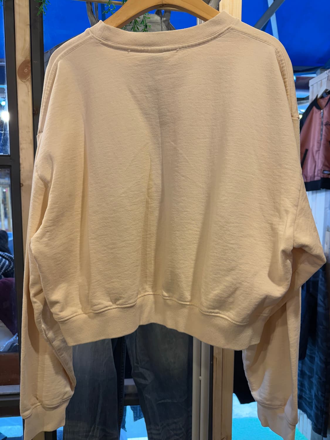 스포티앤리치 크롭 맨투맨 크림 상품이미지3