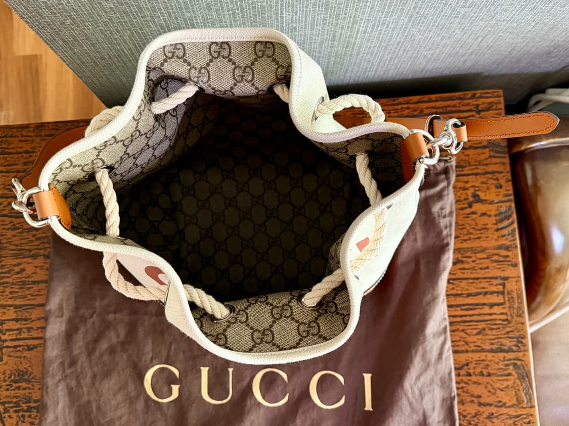 구찌 GUCCI 로고 프린트 GG 수프림 캔버스 가죽 트리밍 버킷백 상품이미지5