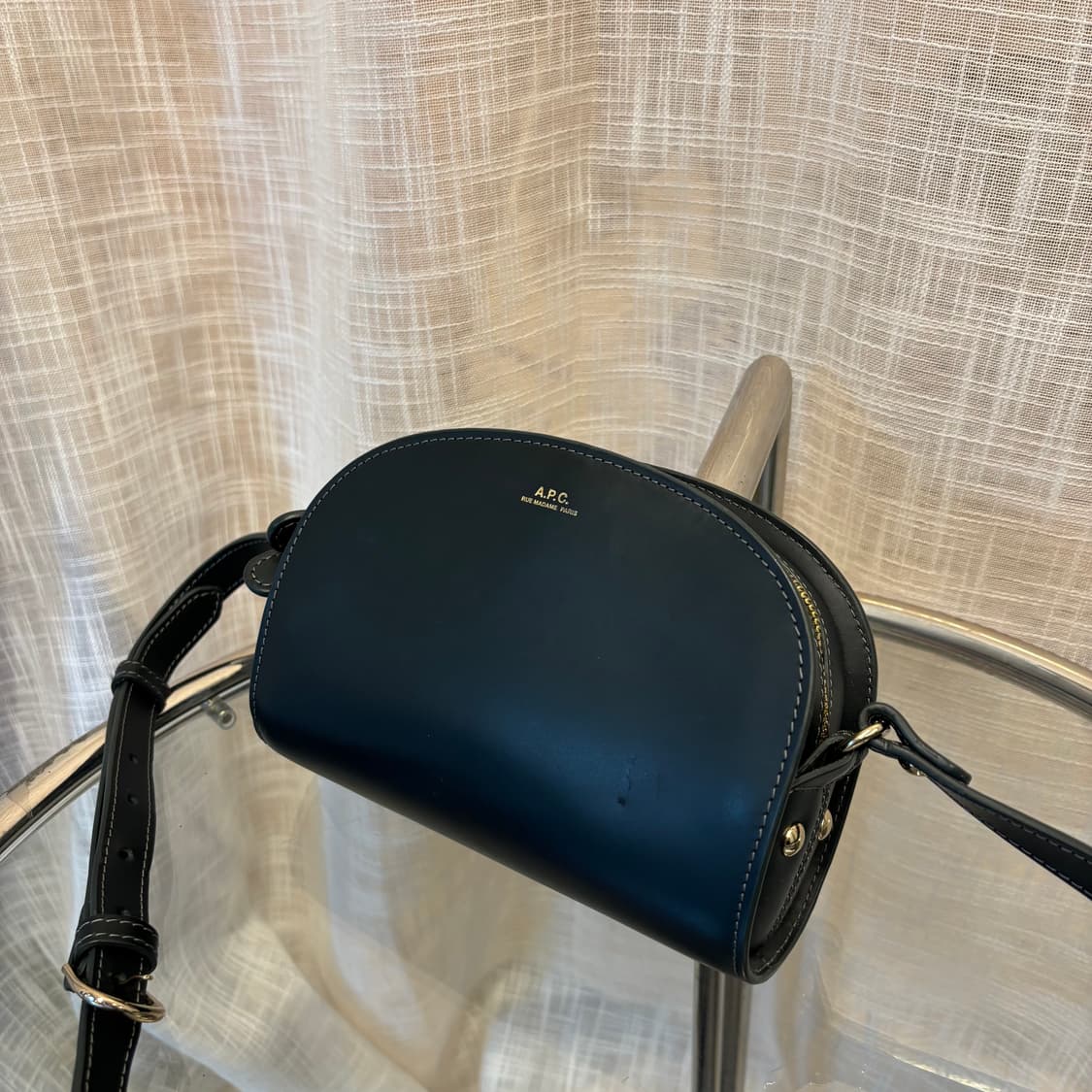 정품 아페쎄 하프문 미니 크로스백   상품이미지5