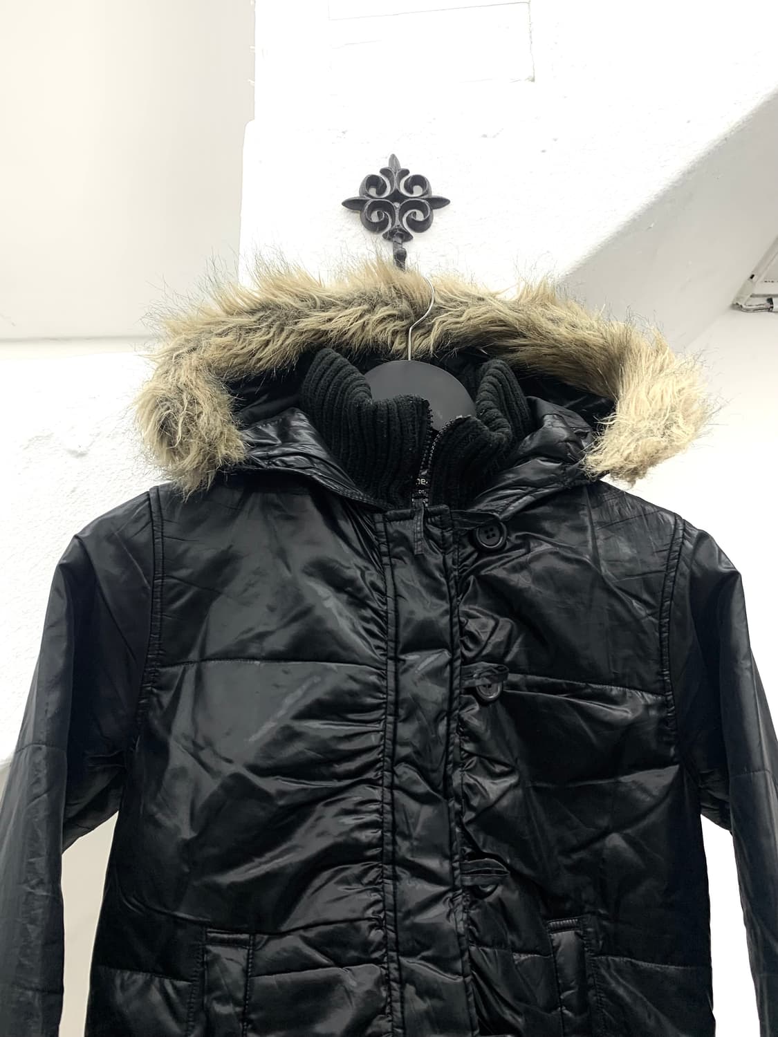 Black fur trimmed hood crop padding  상품이미지2