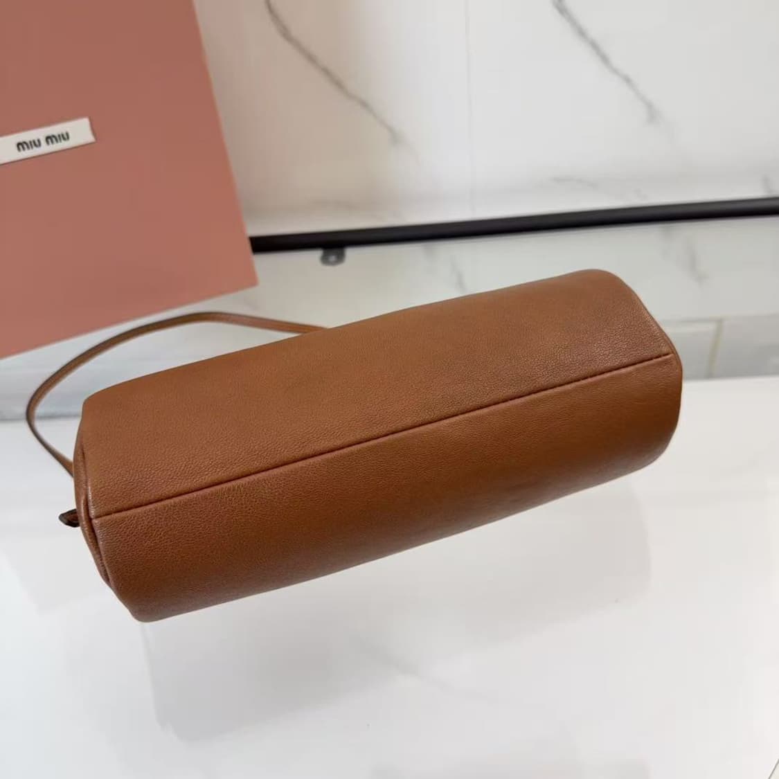 미우 미우 나파 레더 미니 파우치 오크 상품이미지9