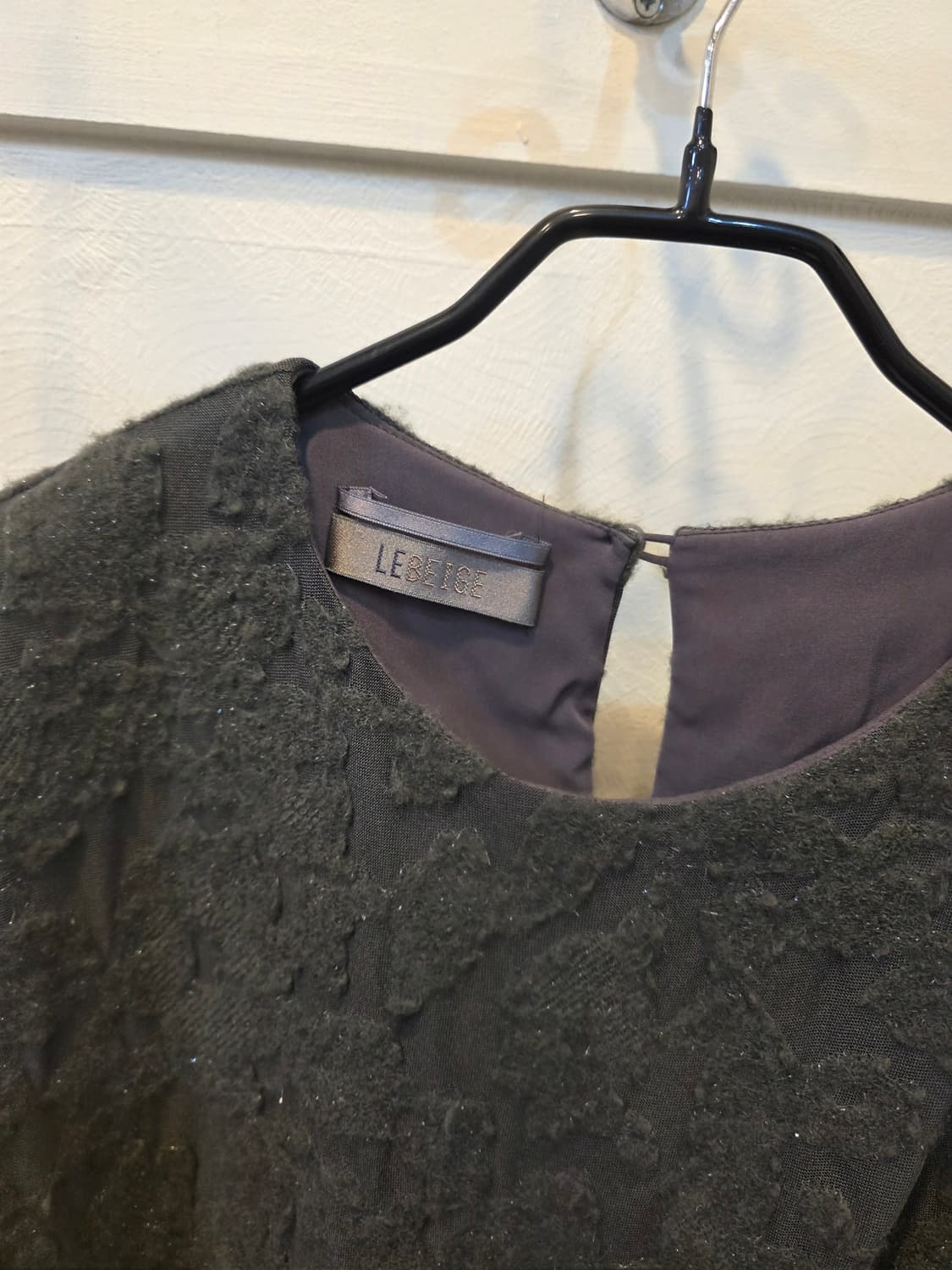 르베이지 딥그네이 엠보싱 블라우스 상품이미지1