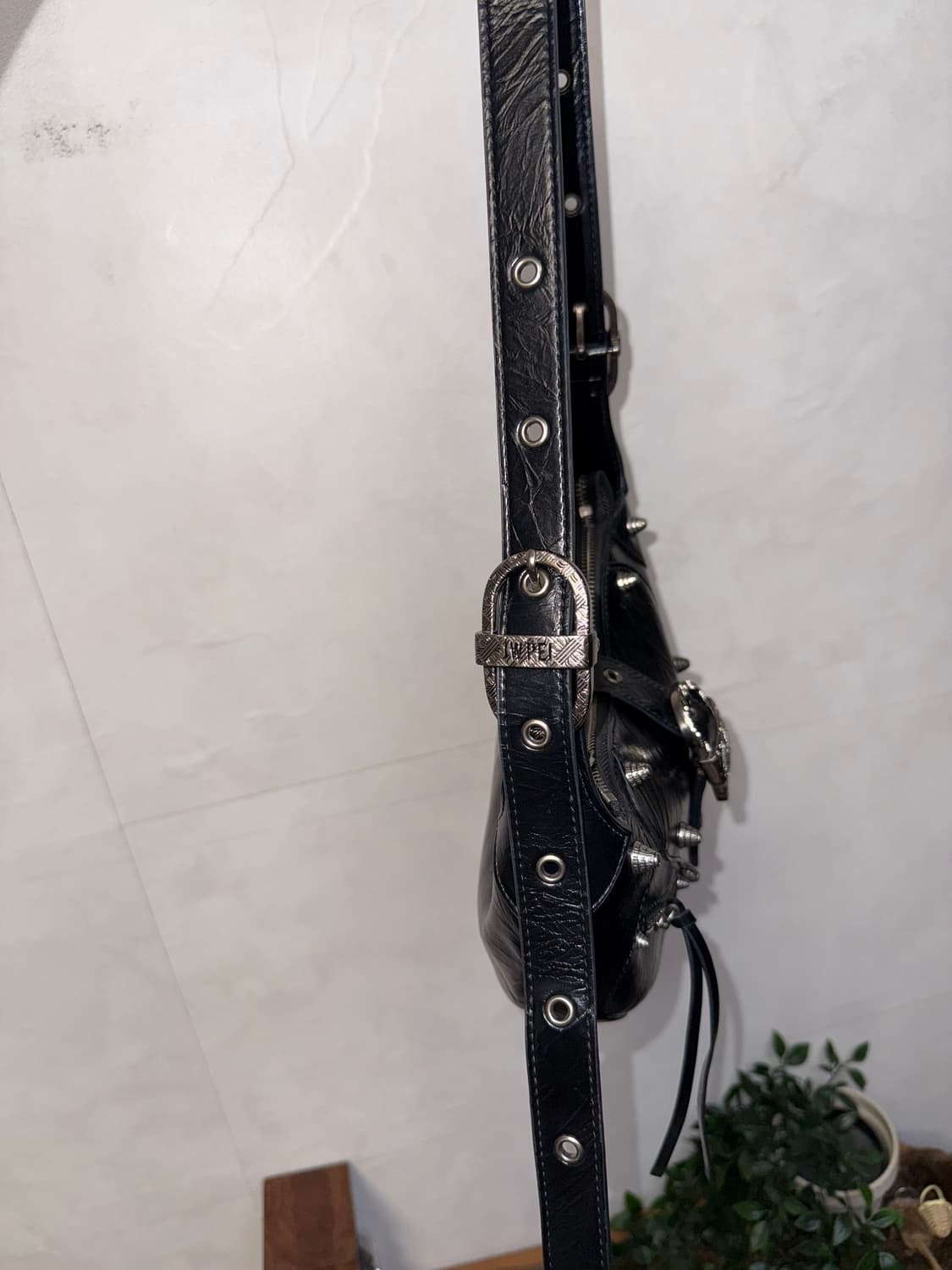 JW PEI Tessa crushed shoulder bag black 상품이미지4