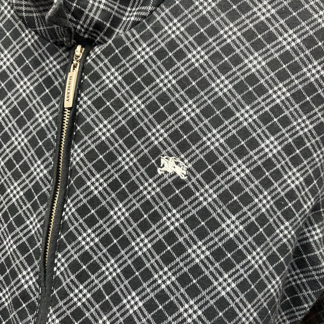 버버리 런던 져지 집업 가디건 그레이 체크 패턴 로고 자수 디테일 블랙 상품이미지6