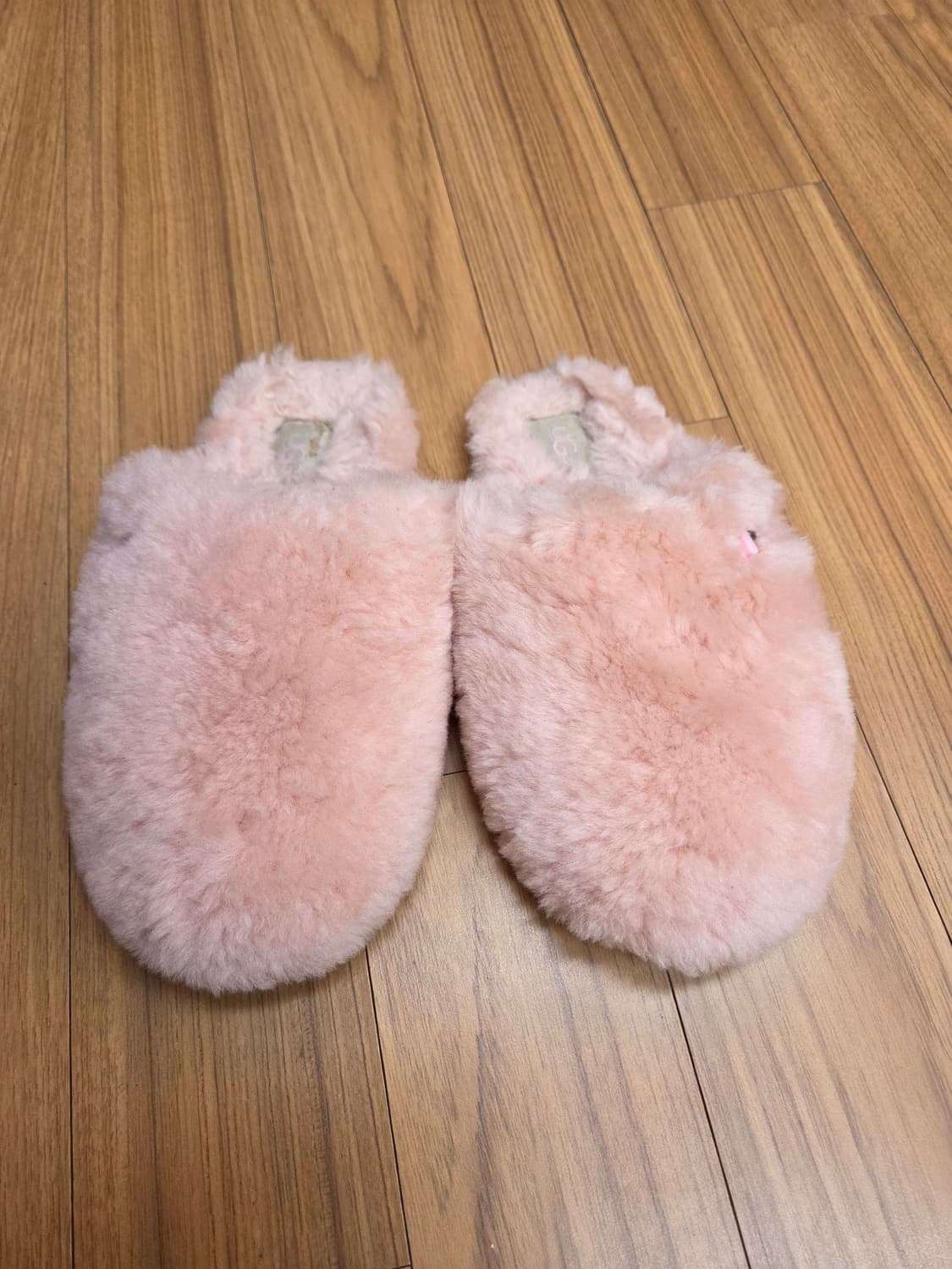 UGG 핑크 털 슬리퍼 220mm 판매합니다. 부드러운 양털 소재로 되어 상품이미지1