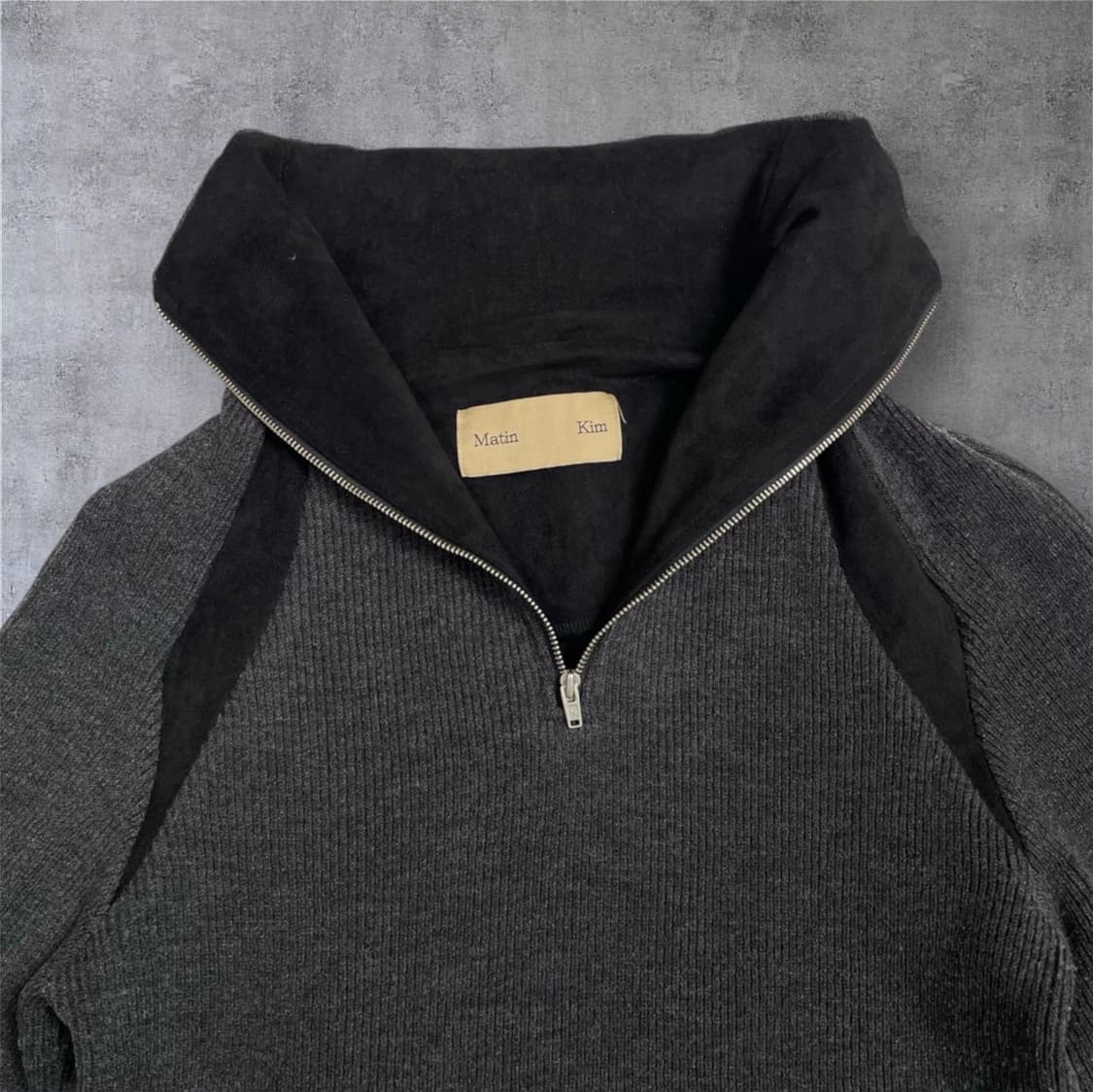 마뗑킴 Matin Kim 차콜 하이넥 래글런 하프집업 니트  상품이미지4