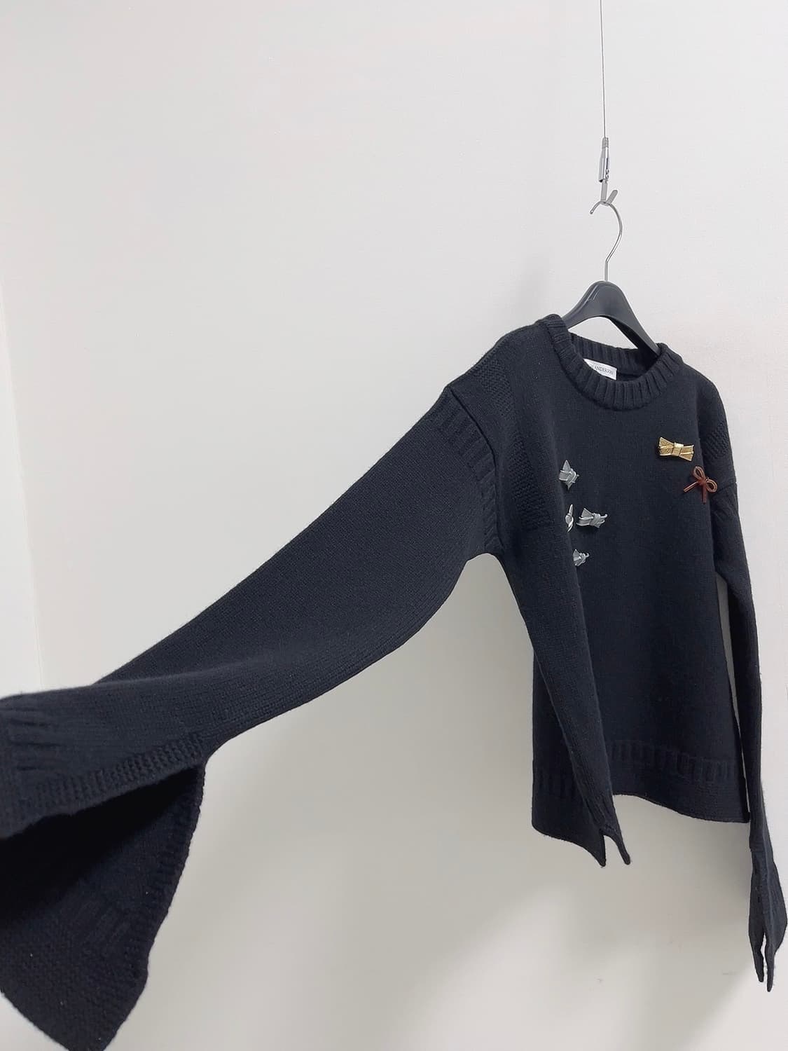 JW앤더슨 리본 포인트 울 크루넥 니트  상품이미지3