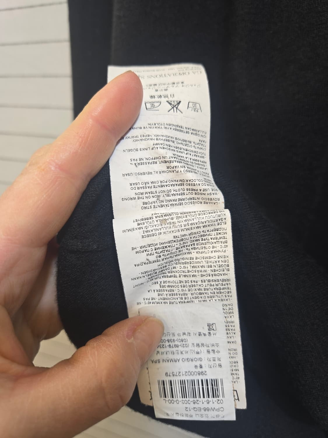 엠포리오 아르마니(매장정품)블랙 V넥 니트 상품이미지6